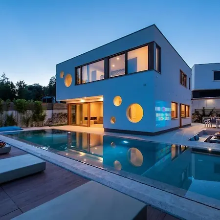 Villa Near Wih 12 Meters Long Pool