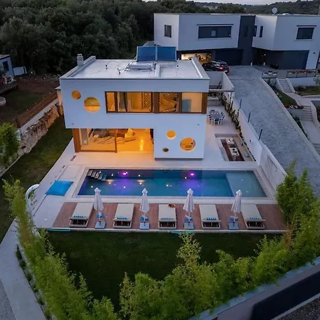 Villa Near Wih 12 Meters Long Pool Pješčana Uvala