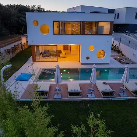Villa Near Wih 12 Meters Long Pool