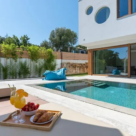 Near Wih 12 Meters Long Pool *